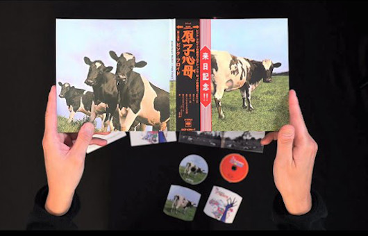 ピンク・フロイド『原子心母（箱根アフロディーテ50周年記念盤）』日本独自企画本日8/4発売、2本の動画が公開に。開催間近8/6・7彫刻の森美術館でのイベントではグッズ＆書籍も販売