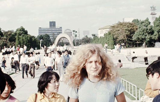 【ミュージック・ライフ写真館】レッド・ツェッペリン1971年の初来日時に、広島市長・平和記念公園を訪問【ML Imagesライブラリー】