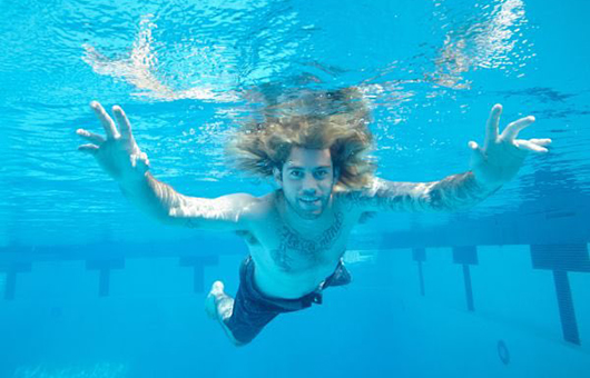ニルヴァーナ、1991年のアルバム『Nevermind』のジャケットに登場したベビーから児童ポルノで訴えらえる