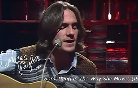 ジェイムス・テイラー、1970年収録「Something In The Way She Moves」のパフォーマンス映像公開