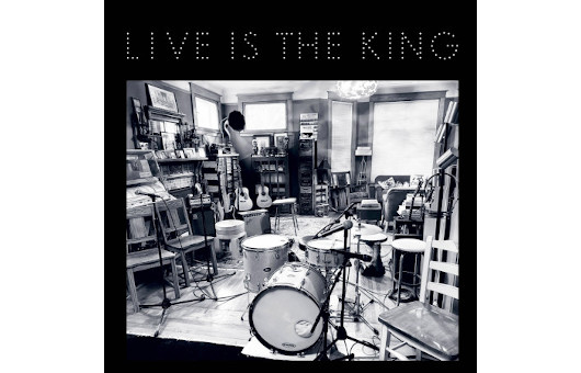 ジェフ・トゥイーディーの新ライヴ・アルバム『Live is the King』12月発売、ニール・ヤングのカヴァーも収録