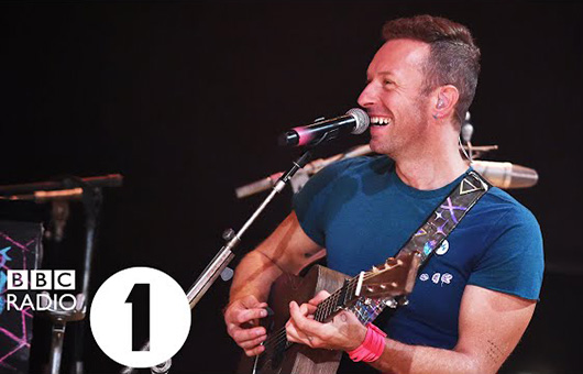 コールドプレイ、英BBCラジオ1で披露した4曲のパフォーマンス映像公開
