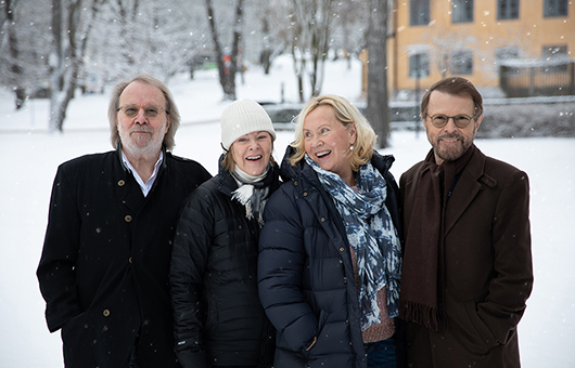 ABBA、初のクリスマス・シングル「リトル・シングス」をリリース。ミュージック・ビデオも公開