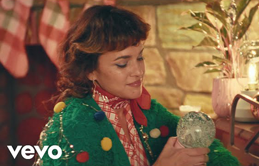 ノラ・ジョーンズ、配信限定『アイ・ドリーム・オブ・クリスマス』拡大版から、アグリー・クリスマス・セーター・パーティを描いたタイトル曲MVを公開！