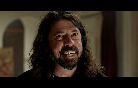 フー・ファイターズ主演のホラー・コメディ映画『Studio 666』、トレーラー公開