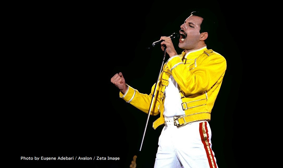 QUEEN 50周年展、フレディ・マーキュリーが最後のツアーで身にまとったイエローのバックル・ジャケットが新たな展示コンテンツとして日本初上陸！