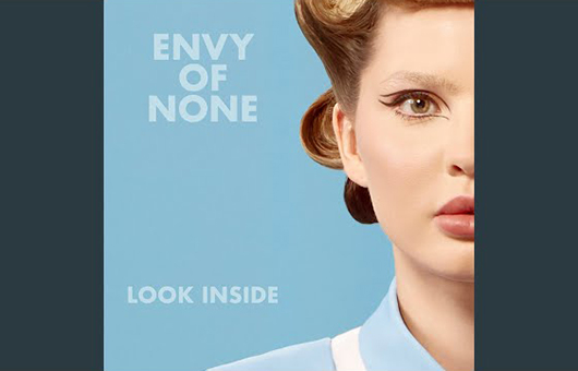 ラッシュのアレックス・ライフソン、新バンドのデビュー・アルバムから「Look Inside」公開