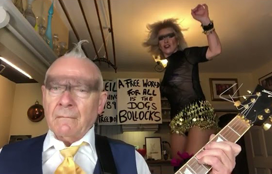 キング・クリムゾンのロバート・フリップと妻のトーヤ、ニール・ヤングの「Rockin’ in the Free World」をカヴァー
