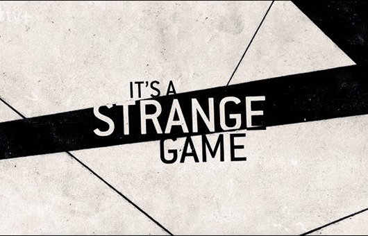 ミック・ジャガー、スパイ・ドラマ『窓際のスパイ』の本編映像を使用したテーマ曲「Strange Game」リリック・ビデオ公開