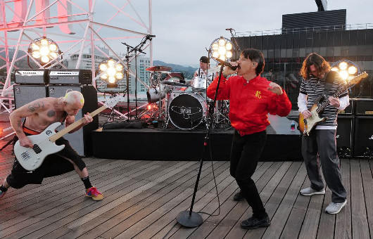 RHCPのジョン・フルシアンテ、「次のアルバムに取っておいた新曲がたくさんある」