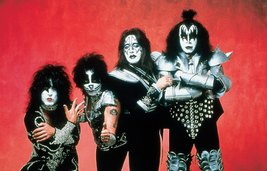 KISS、公式ライヴ・ブートレグ人気シリーズ［オフ・ザ・サウンドボード］の新作『ライヴ・アット・ドニントン1996』6月10日リリース