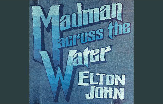 エルトン・ジョン、『Madman Across The Water』50周年記念エディションから「Rock Me When He’s Gone」公開。フェアウェル・ツアーのドキュメンタリーも進行中