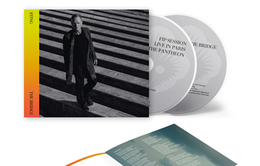 スティング、最新作『ザ・ブリッジ』のスーパー・デラックス・エディション発売決定。パリのパンテオンで演奏したライヴ録音6曲を含むCDが付いた2枚組