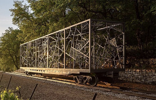 ボブ・ディラン最大のアート作品、鉄製貨物車両の彫刻がフランスで公開。米タルサには博物館がオープン