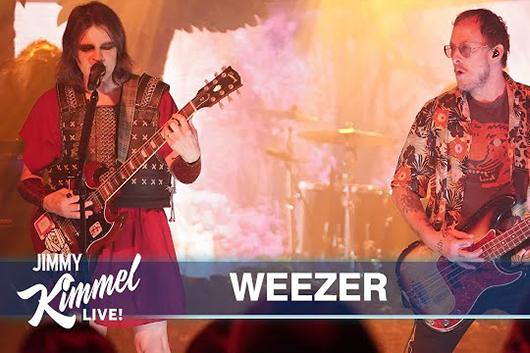 ウィーザー、米TV番組で最新EP「SZNZ：Summer」から「Records」披露