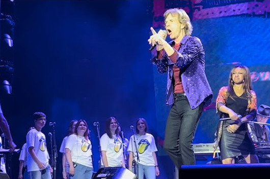 ローリング・ストーンズ、ウクライナの合唱団と「You Can’t Always Get What You Want」を共演