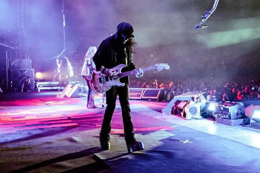 モトリー・クルーのギタリスト、ミック・マーズがツアー引退を正式発表