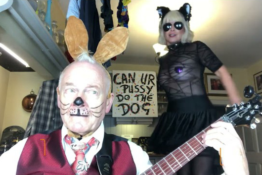 ロバート・フリップ＆妻のトーヤ、クランプスの「Can Your Pussy Do The Dog？」をカヴァー