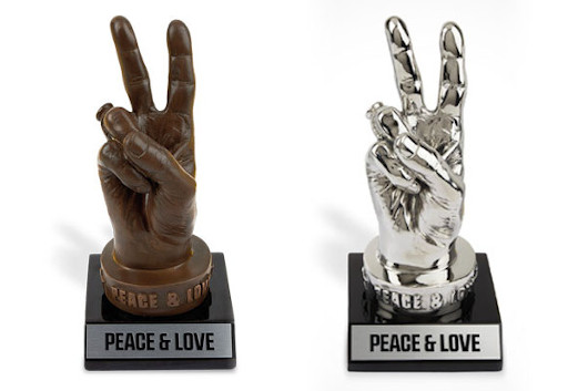 リンゴ・スター、実物大の手のレプリカ「Peace & Love」限定発売