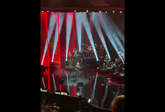 ケネディ・センター名誉賞受賞式典、エディ・ヴェダーがU2の曲をカヴァー