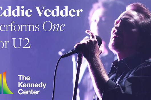エディ・ヴェダー、ケネディ・センター名誉賞式典で熱唱したU2「One」の公式映像公開