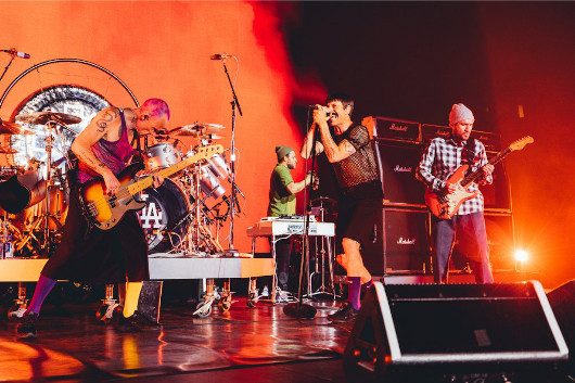 レッド・ホット・チリ・ペッパーズ、最新アルバムから3曲をライヴで初披露 NEWS MUSIC LIFE CLUB