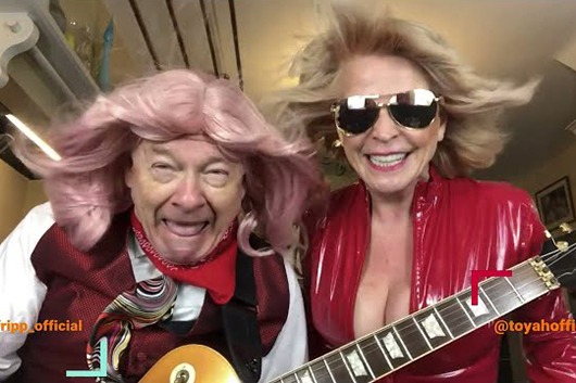 ロバート・フリップ＆妻のトーヤ、モトリー・クルーの「Shout At The Devil」をカヴァー