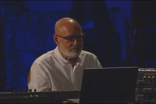 ブライアン＆ロジャー・イーノ、コンサート映画『Live At The Acropolis』から「Celeste」のライヴ映像公開
