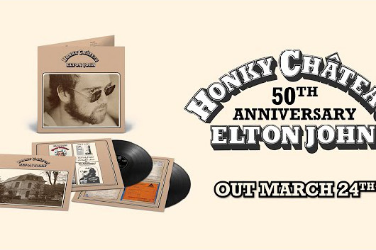 エルトン・ジョン、『Honky Château』50周年記念盤から「Honky Cat」のライヴ＆デモ・ヴァージョン公開