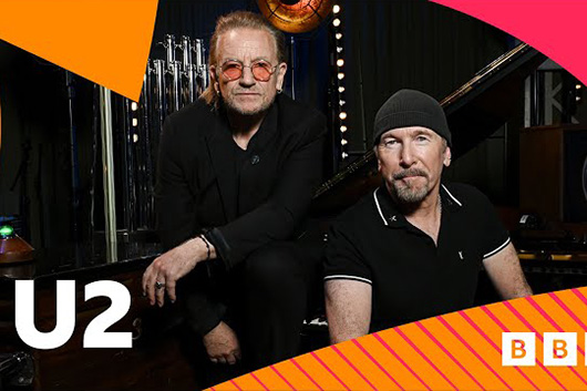 U2のボノとジ・エッジ、英ラジオ番組でABBAの「S.O.S」をカヴァー