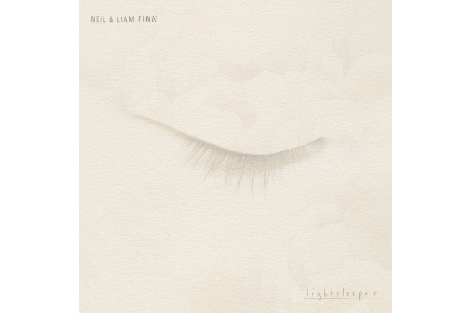 ニール・フィンが息子リアムとのコラボ・アルバムを8月リリース