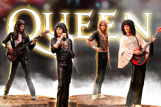 クイーン、1974年「Queen II ツアー」のパフォーマンス姿を象ったスタチュー・セット発売
