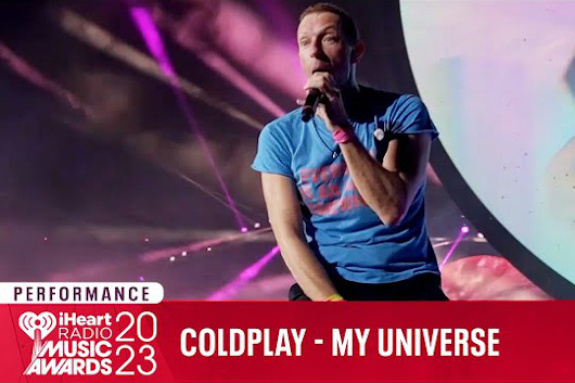 コールドプレイ、「iHeartRadio Music Awards」で披露した「My Universe」のライヴ映像公開