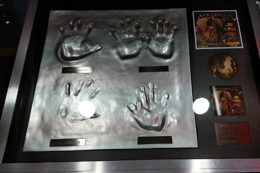 メガデス、メンバー全員の手形の展示がタワーレコード渋谷店の6階でスタート