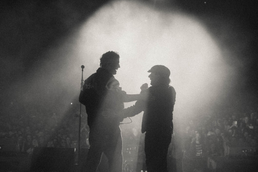 AC/DCのブライアン・ジョンソン、サム・フェンダーのUK公演で2曲を共演