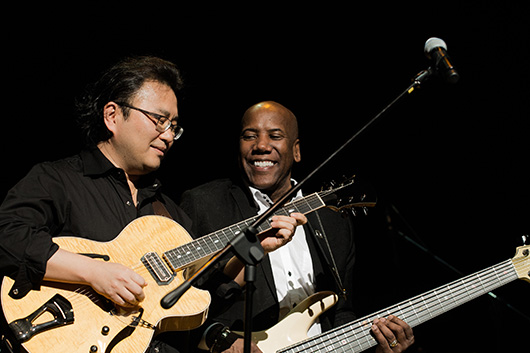 パット・メセニーが称賛！　韓国のギタリスト、ジャック・リーとネイザン・イーストのコラボ・アルバムが10月にリリース