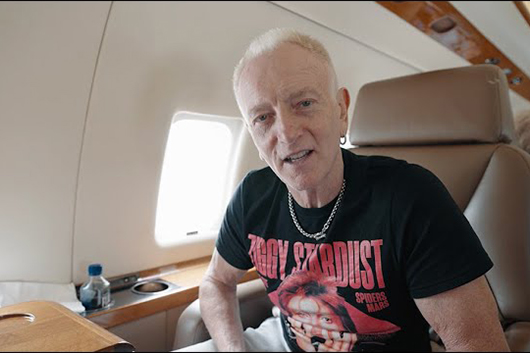 デフ・レパード、「The World Tour」の舞台裏映像シリーズ「エピソード12」公開