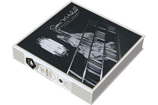ジョニ・ミッチェル、アーカイヴ・シリーズ第三弾『アサイラム・イヤーズ（1972-1975）』5枚組CDボックス、10/25発売決定！