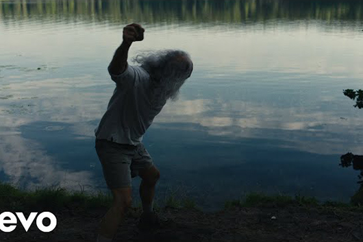 ケミカル・ブラザーズ、ベックをフィーチャーした「Skipping Like A Stone」MV公開