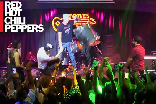 チャド・スミス、ブラジルでRHCPのカヴァー・バンドと共演