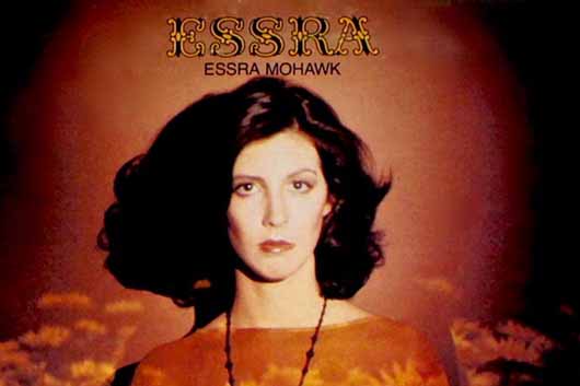 多数の大物ミュージシャンとコラボしたシンガー／ソングライター、エスラ・モホークが75歳で死去