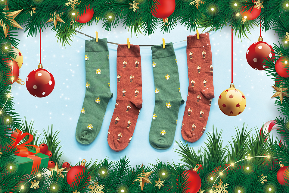 大好評クイーン・ソックスに、超・期間限定商品登場！　ブライアンの赤とロジャーの緑をセットにしたクリスマス・スペシャル・セット販売開始！