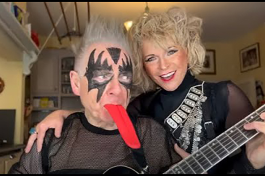 ロバート・フリップ＆妻のトーヤ、KISSの「Lick It Up」をカヴァー