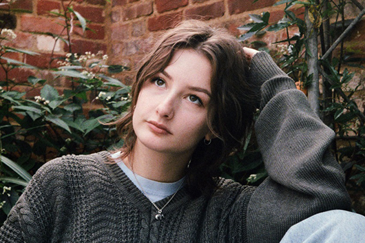 ロンドン生まれ21歳のシンガーソングライター、エラ・スモーカーのプロジェクト＝グラム、デビュー