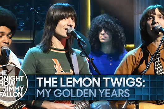 レモン・ツイッグス、米TV番組で新曲「My Golden Years」をパフォーマンス