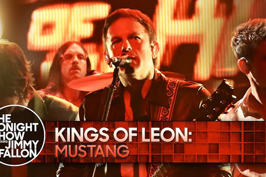 キングス・オブ・レオン、米TV番組で新曲「Mustang」をパフォーマンス