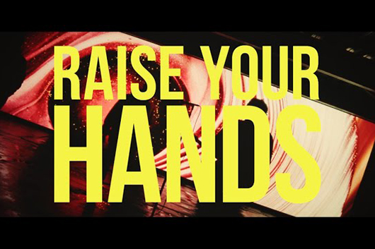 リアム・ギャラガー＆ジョン・スクワイア、最新コラボ・アルバムから「Raise Your Hands」のMVほか公開