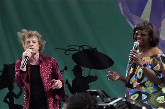 ローリング・ストーンズ、ジャズ・フェスでアーマ・トーマスと「Time Is on My Side」を共演