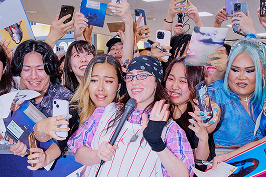 ビリー・アイリッシュ来日！　ファン250人がお出迎え！　「また日本に戻って来られてとても嬉しいです。愛しています」