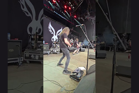 ウルフギャング・ヴァン・ヘイレン、ミスター・バングルと「Loss of Control」を共演
